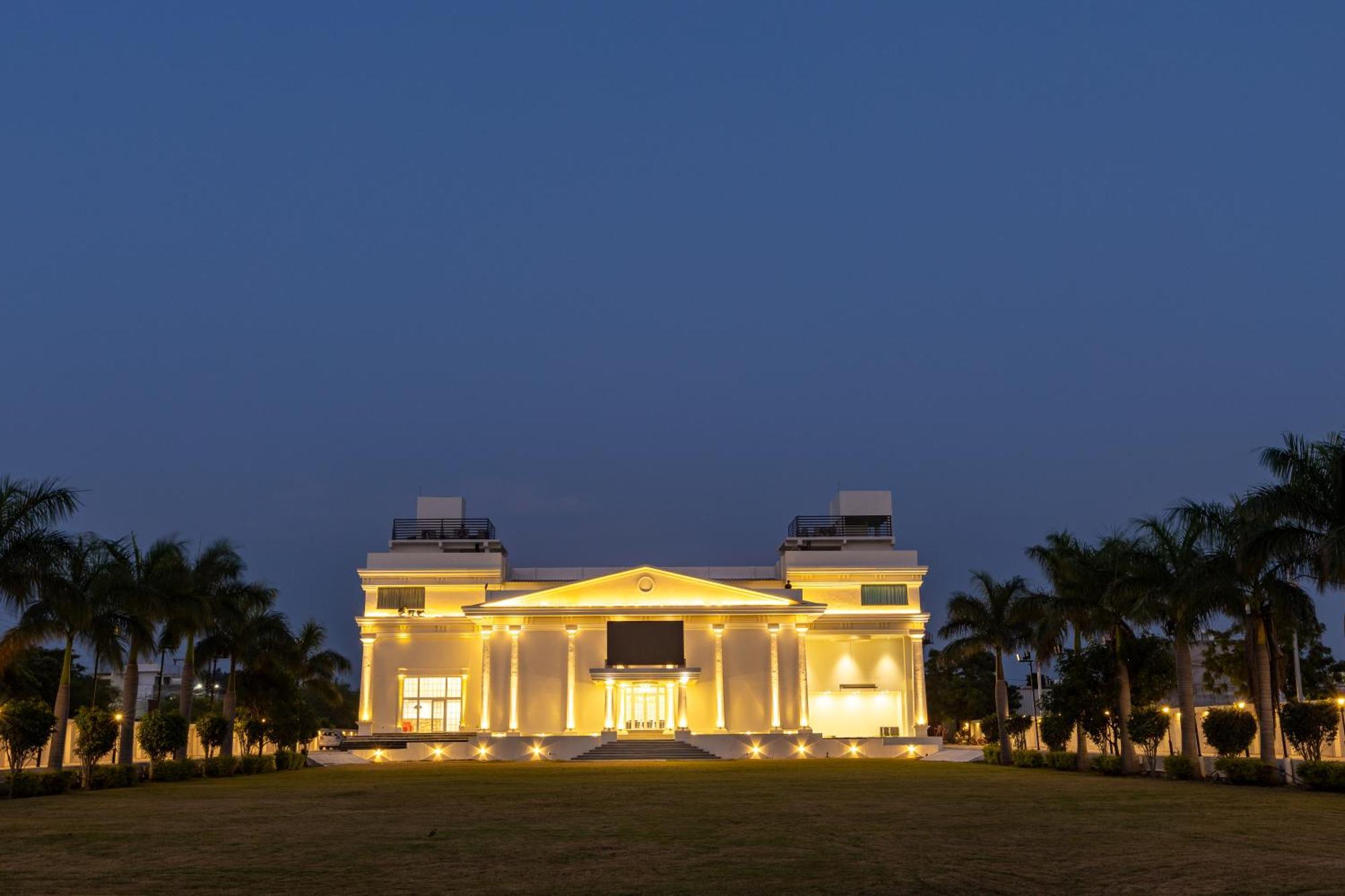 The Grand Monarch Hotel, Ujjain Extérieur photo