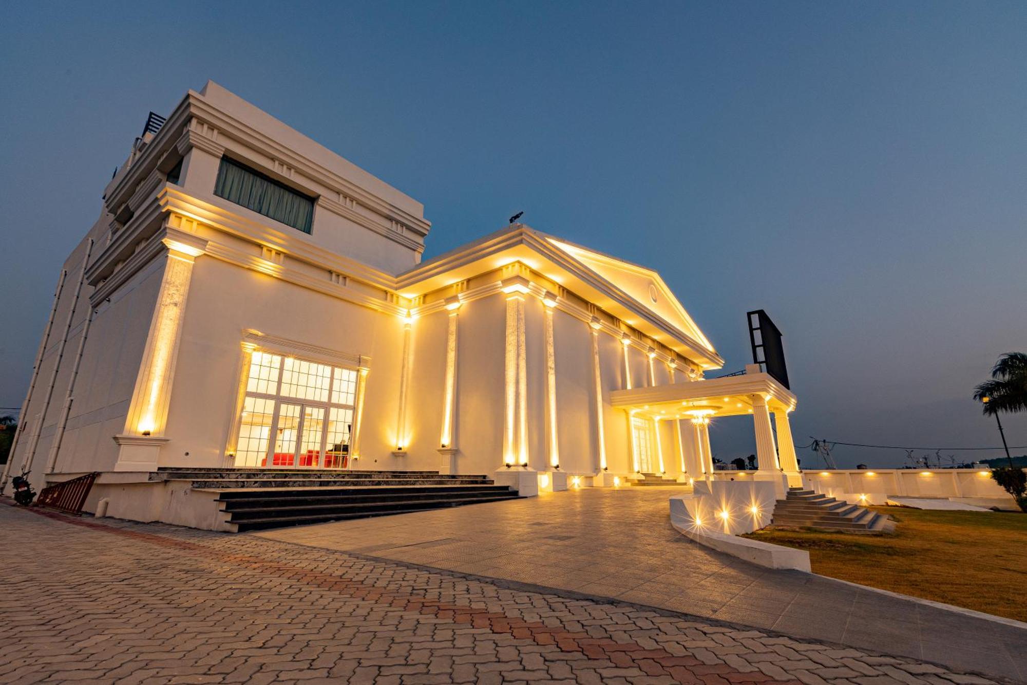 The Grand Monarch Hotel, Ujjain Extérieur photo